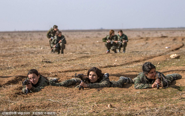 2015年1月25日，叙利亚哈塞克省边境城镇Ras al-Ain，库尔德武装女兵参加训练。