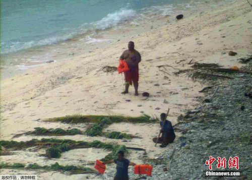 现实版“鲁宾孙”海滩摆字被美军发现获救