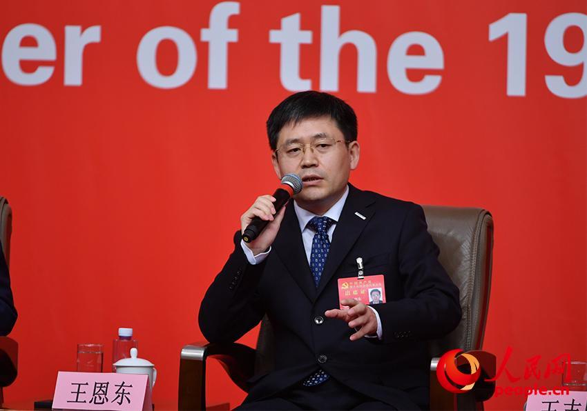 浪潮集团首席科学家、中国工程院院士王恩东接受集体采访（人民网记者 于凯 摄）